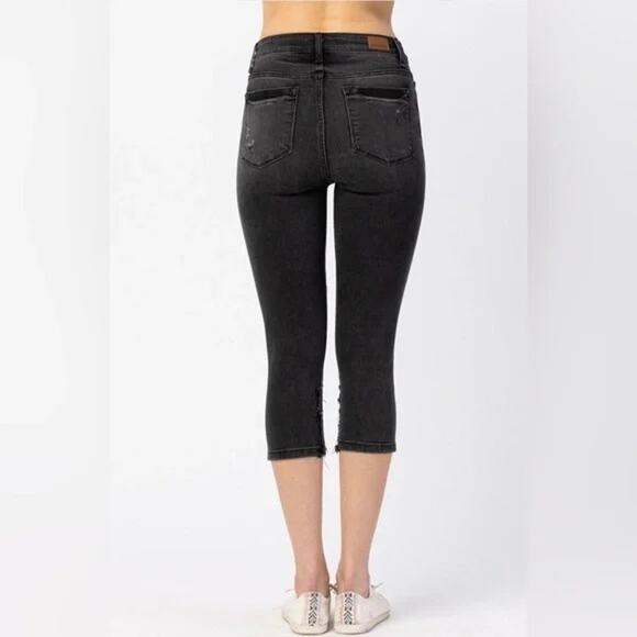Judy Blue Catalina Vintage Black Denim Distressed Capri Jeans Size 28 - Picture 2 of 10